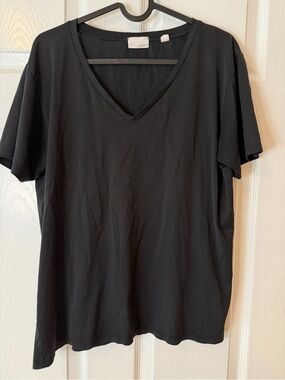 Handvaerk Black V-Neck T-Shirt